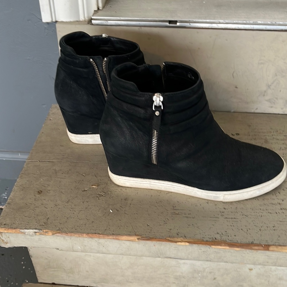 Wedge sneaker